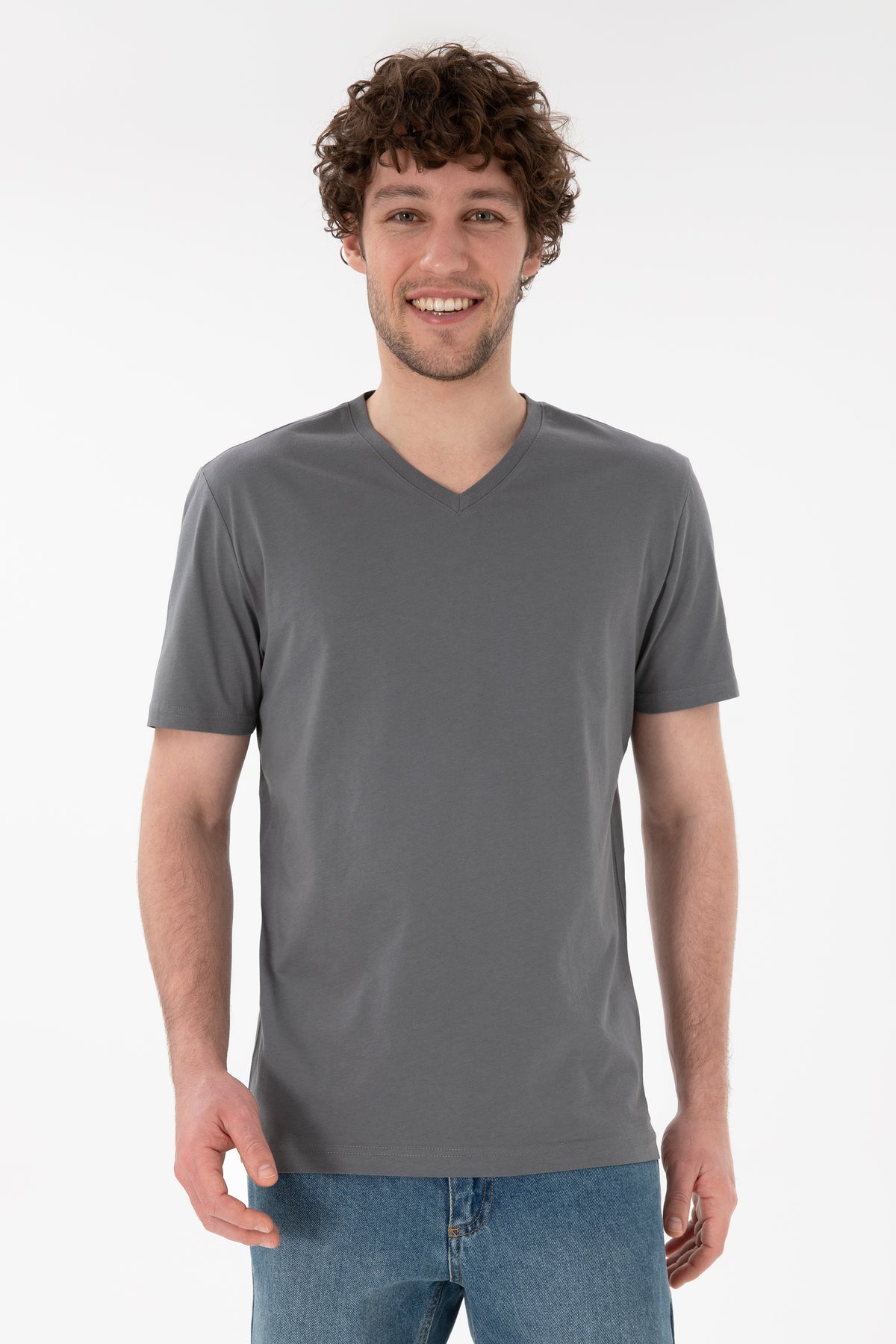 Tricou Bărbați Gri Antracit Cu Decolteu În V Și Logo Brodat Pe Mânecă