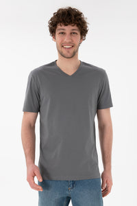 Tricou Bărbați Gri Antracit Cu Decolteu În V Și Logo Brodat Pe Mânecă