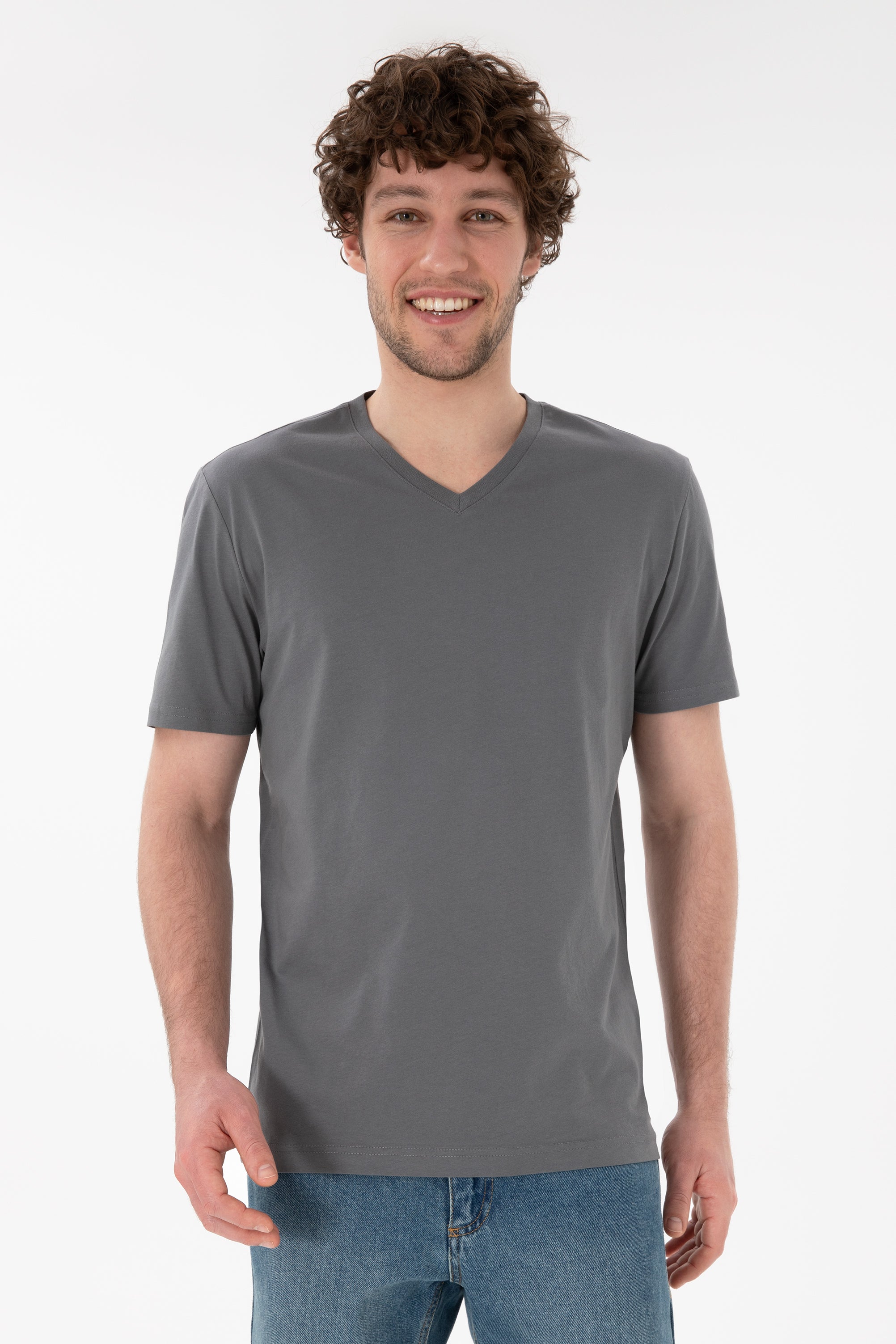 Tricou Bărbați Gri Antracit Cu Decolteu În V Și Logo Brodat Pe Mânecă