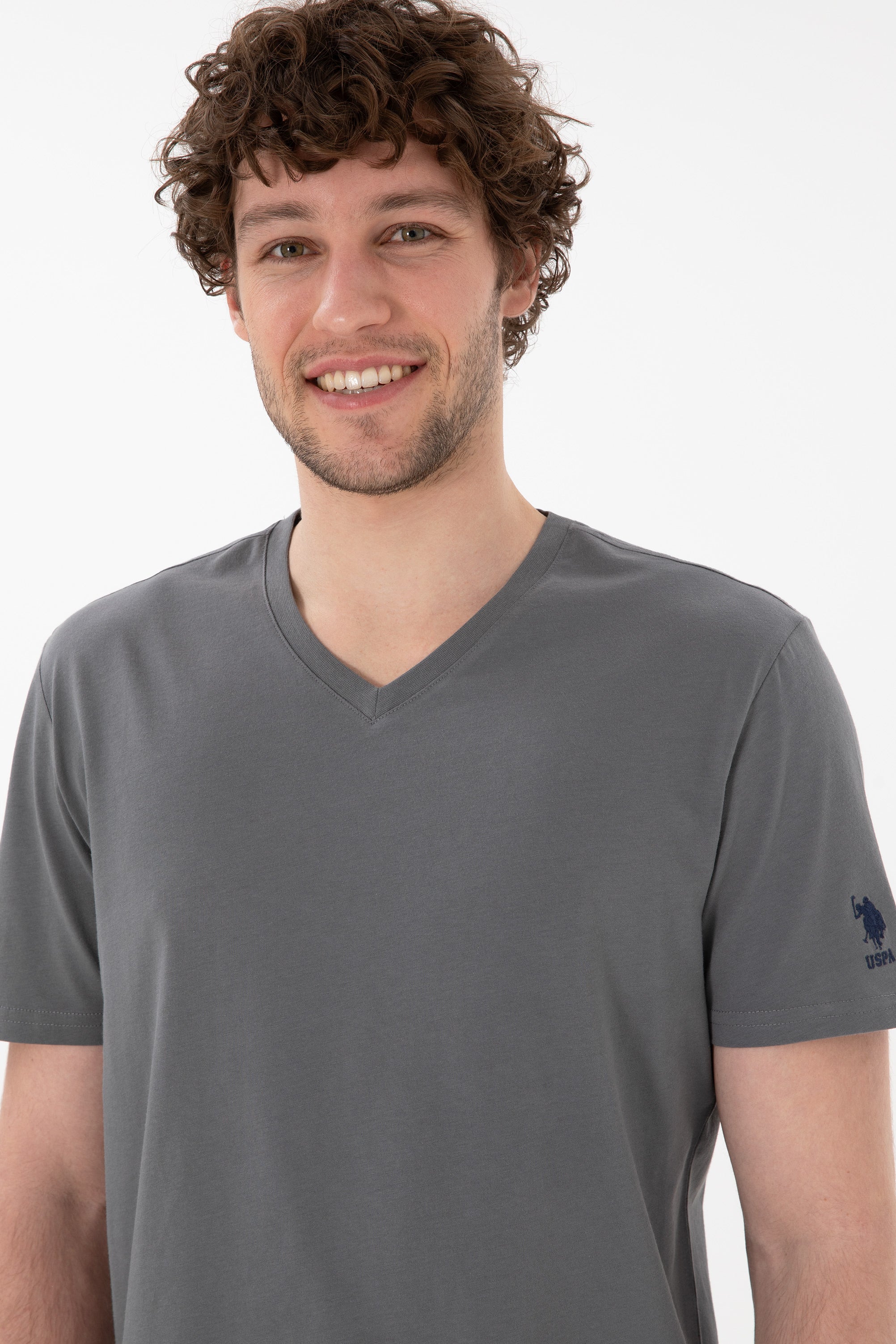 Tricou Bărbați Gri Antracit Cu Decolteu În V Și Logo Brodat Pe Mânecă