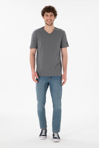 Tricou Bărbați Gri Antracit Cu Decolteu În V Și Logo Brodat Pe Mânecă