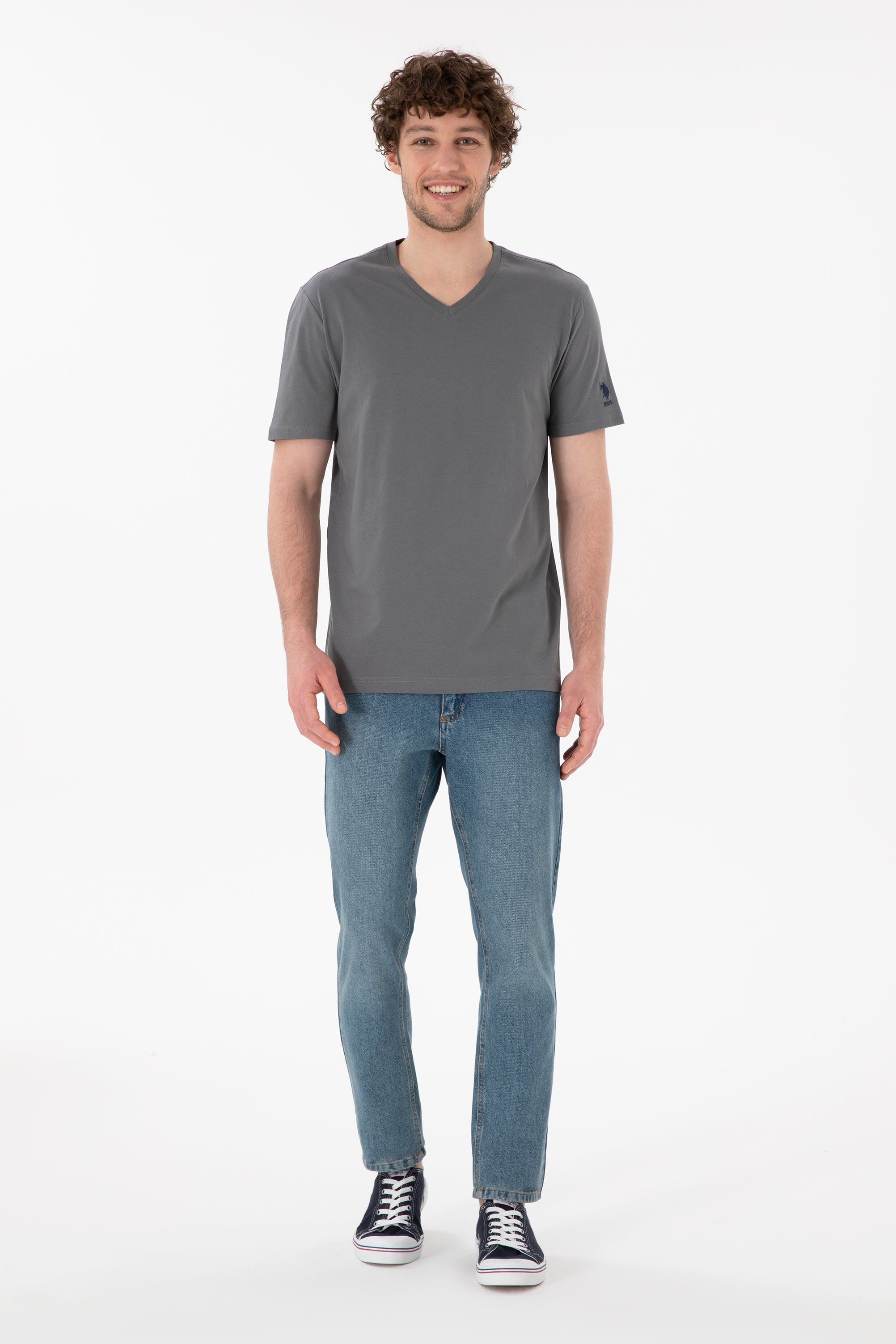 Tricou Bărbați Gri Antracit Cu Decolteu În V Și Logo Brodat Pe Mânecă