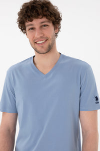 Tricou Bărbați Albastru Cu Decolteu În V Și Logo Brodat Pe Mânecă
