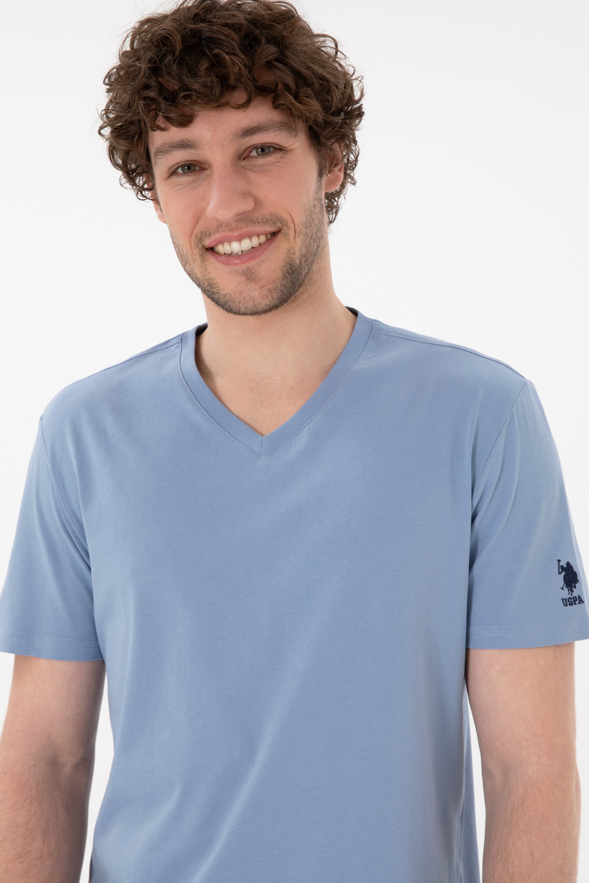 Tricou Bărbați Albastru Cu Decolteu În V Și Logo Brodat Pe Mânecă