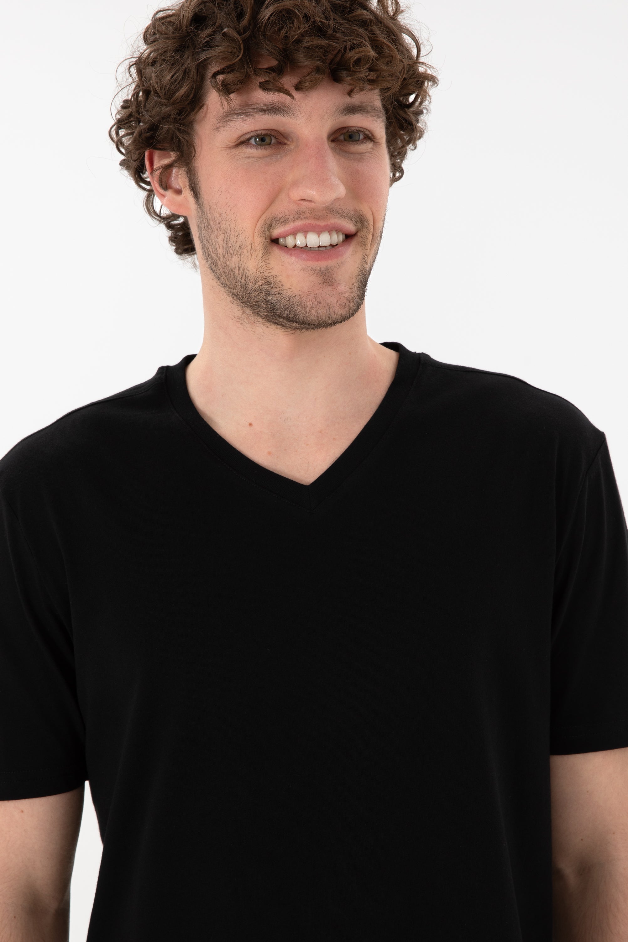 Tricou Bărbați Negru Cu Decolteu În V Și Logo Brodat Pe Mânecă