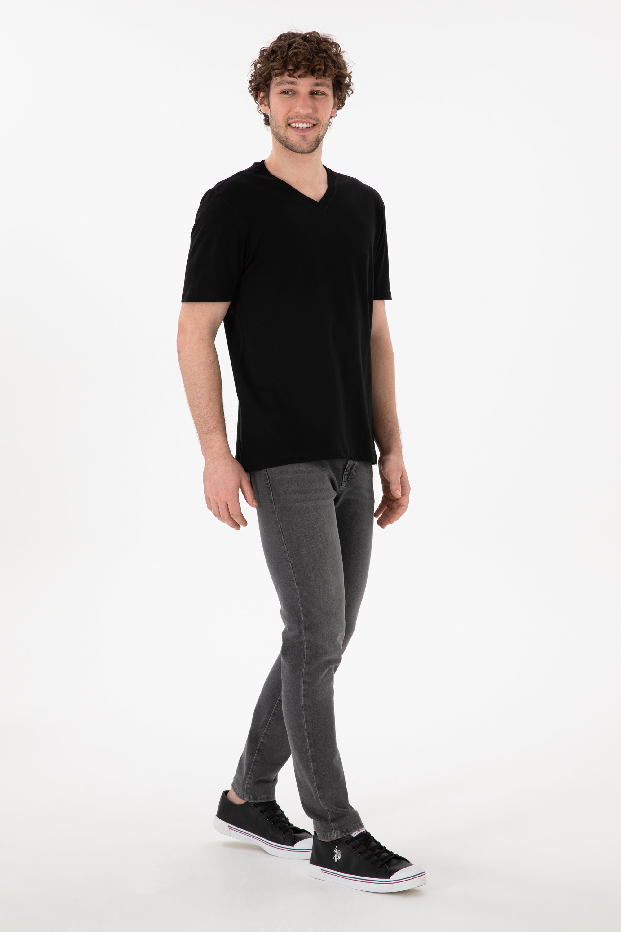 Tricou Bărbați Negru Cu Decolteu În V Și Logo Brodat Pe Mânecă