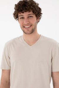 Tricou Bărbați Bej Cu Decolteu În V Și Logo Brodat Pe Mânecă
