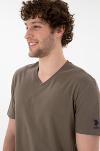 Tricou Bărbați Kaki Cu Decolteu În V Și Logo Brodat Pe Mânecă