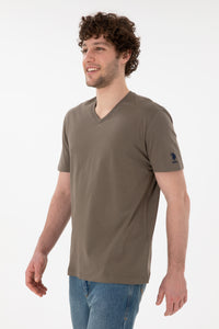 Tricou Bărbați Kaki Cu Decolteu În V Și Logo Brodat Pe Mânecă