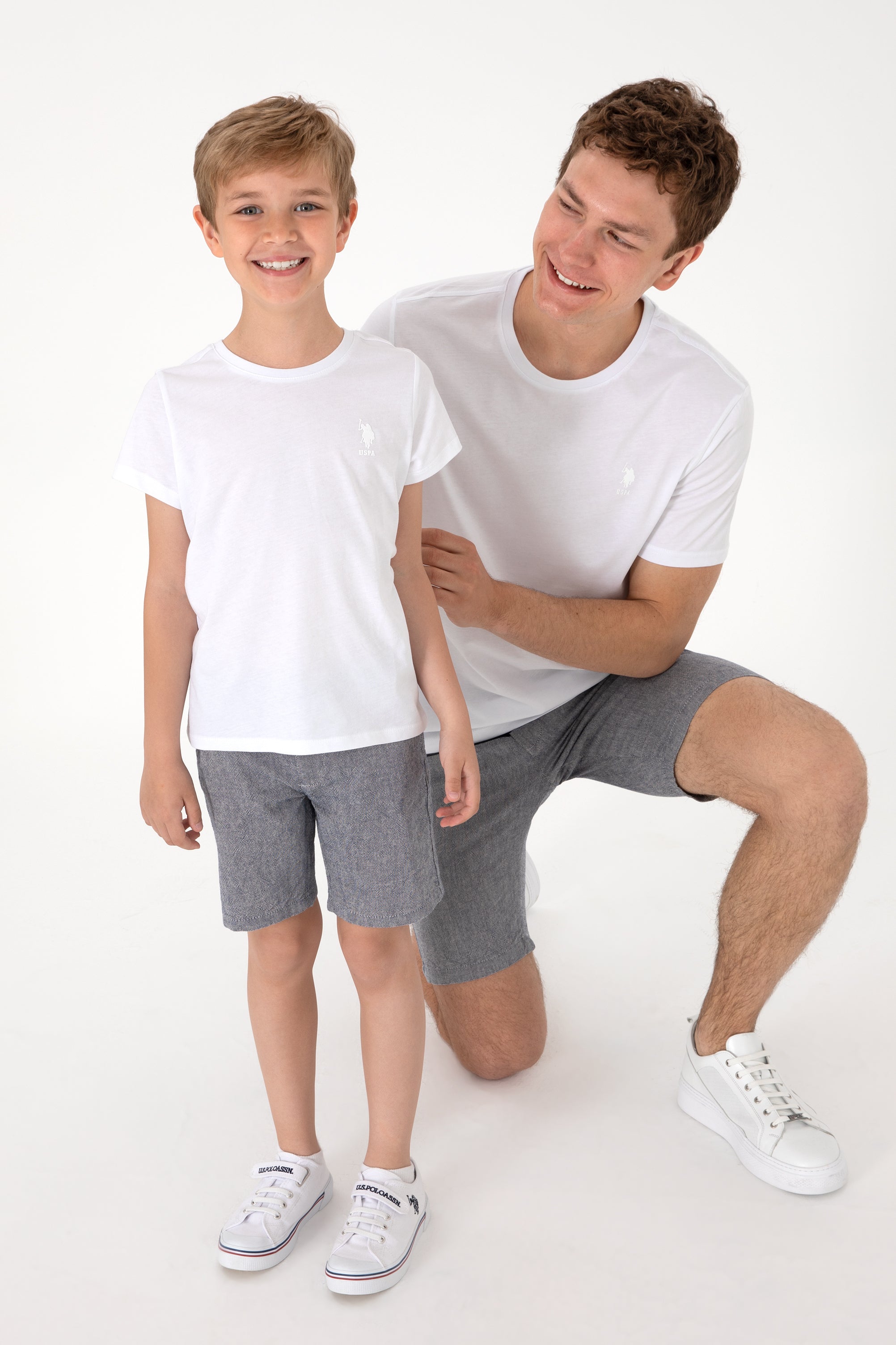 Tricou Bărbați Alb Cu Guler Rotund Și Imprimeu Logo