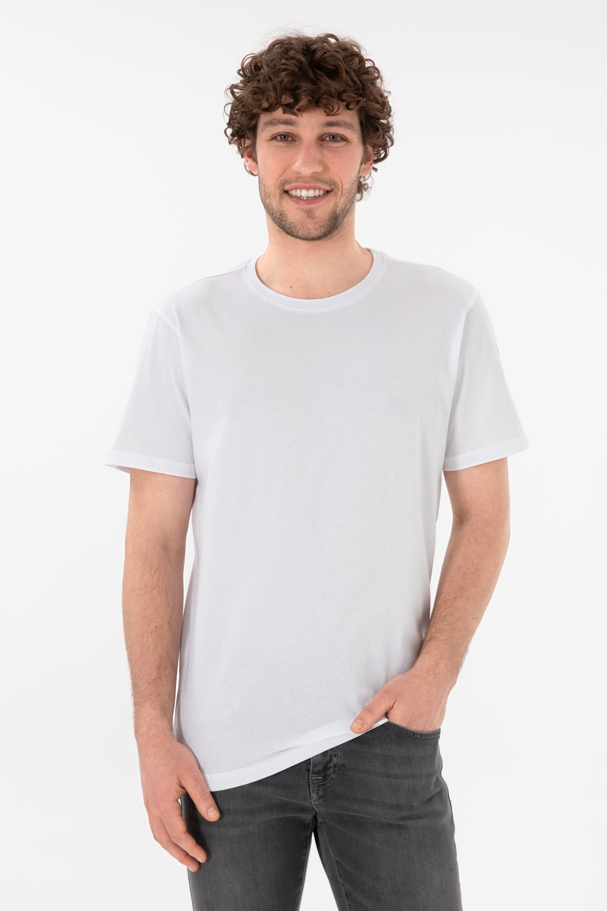 Tricou Bărbați Alb Cu Guler Rotund Și Logo Brodat Pe Mânecă