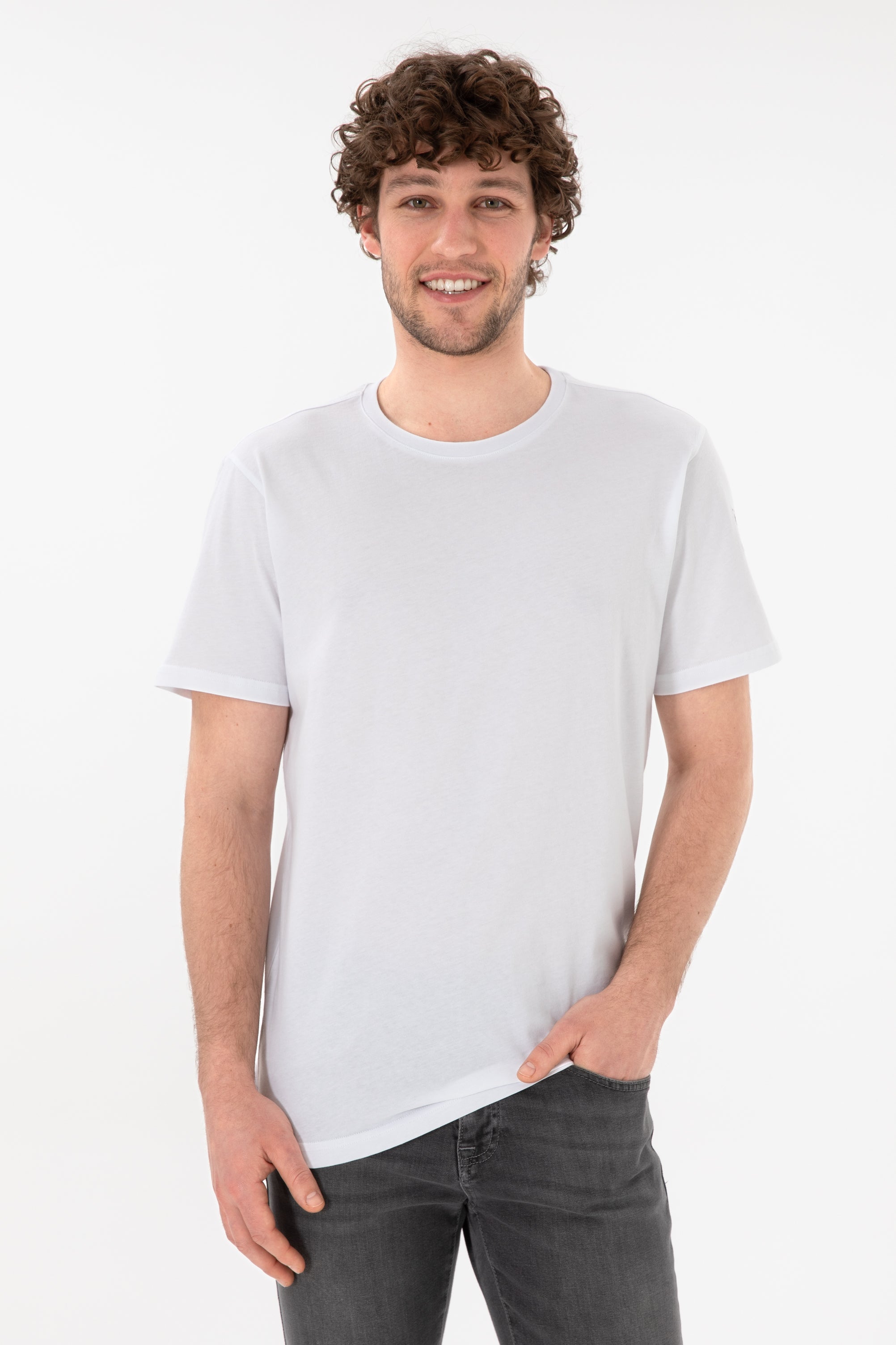 Tricou Bărbați Alb Cu Guler Rotund Și Logo Brodat Pe Mânecă