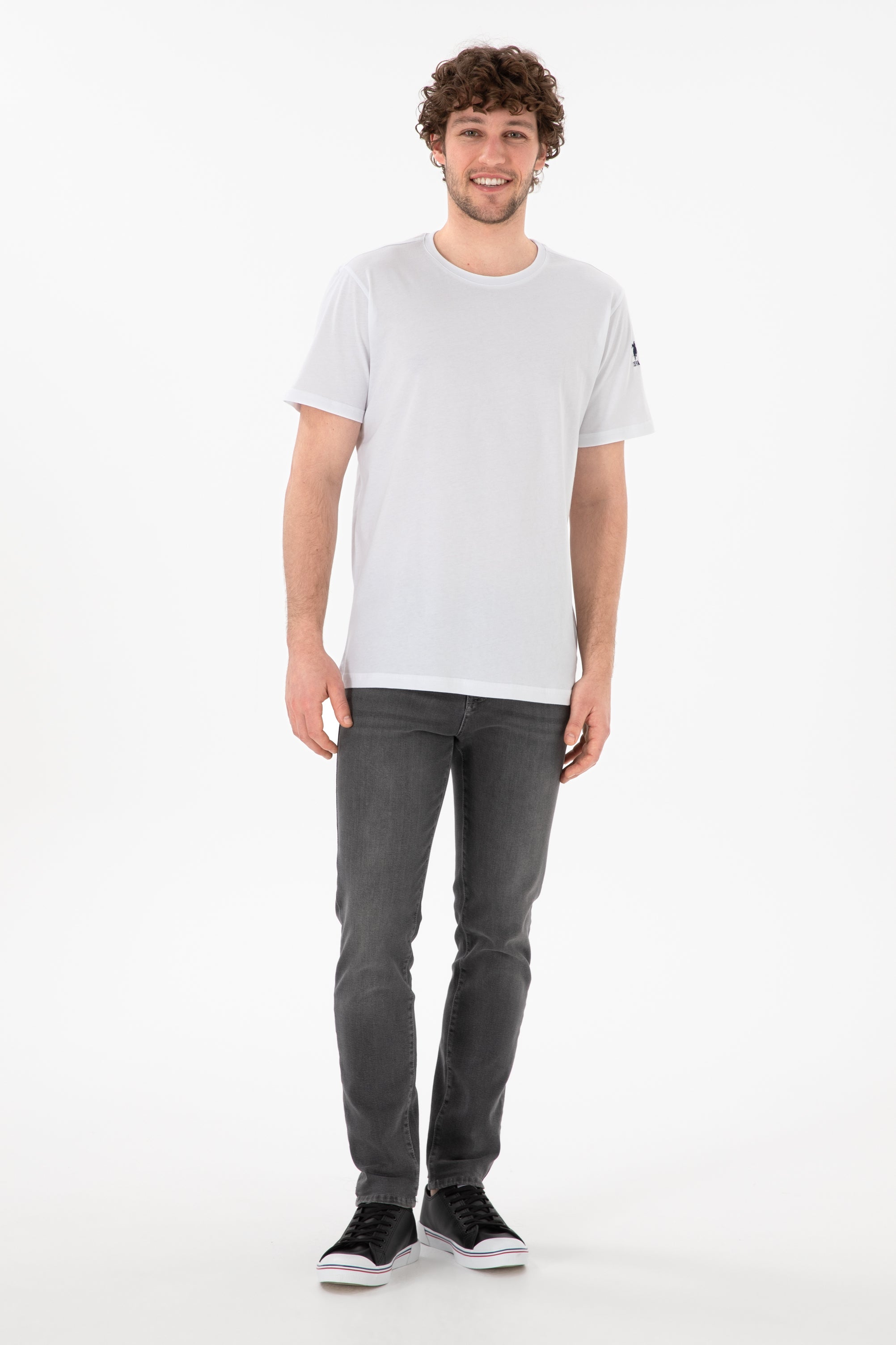 Tricou Bărbați Alb Cu Guler Rotund Și Logo Brodat Pe Mânecă