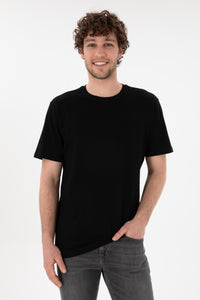 Tricou Bărbați Negru Cu Guler Rotund Și Logo Brodat Pe Mânecă