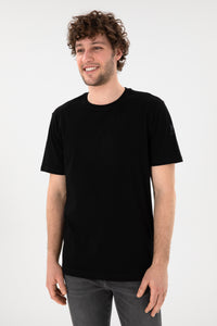 Tricou Bărbați Negru Cu Guler Rotund Și Logo Brodat Pe Mânecă