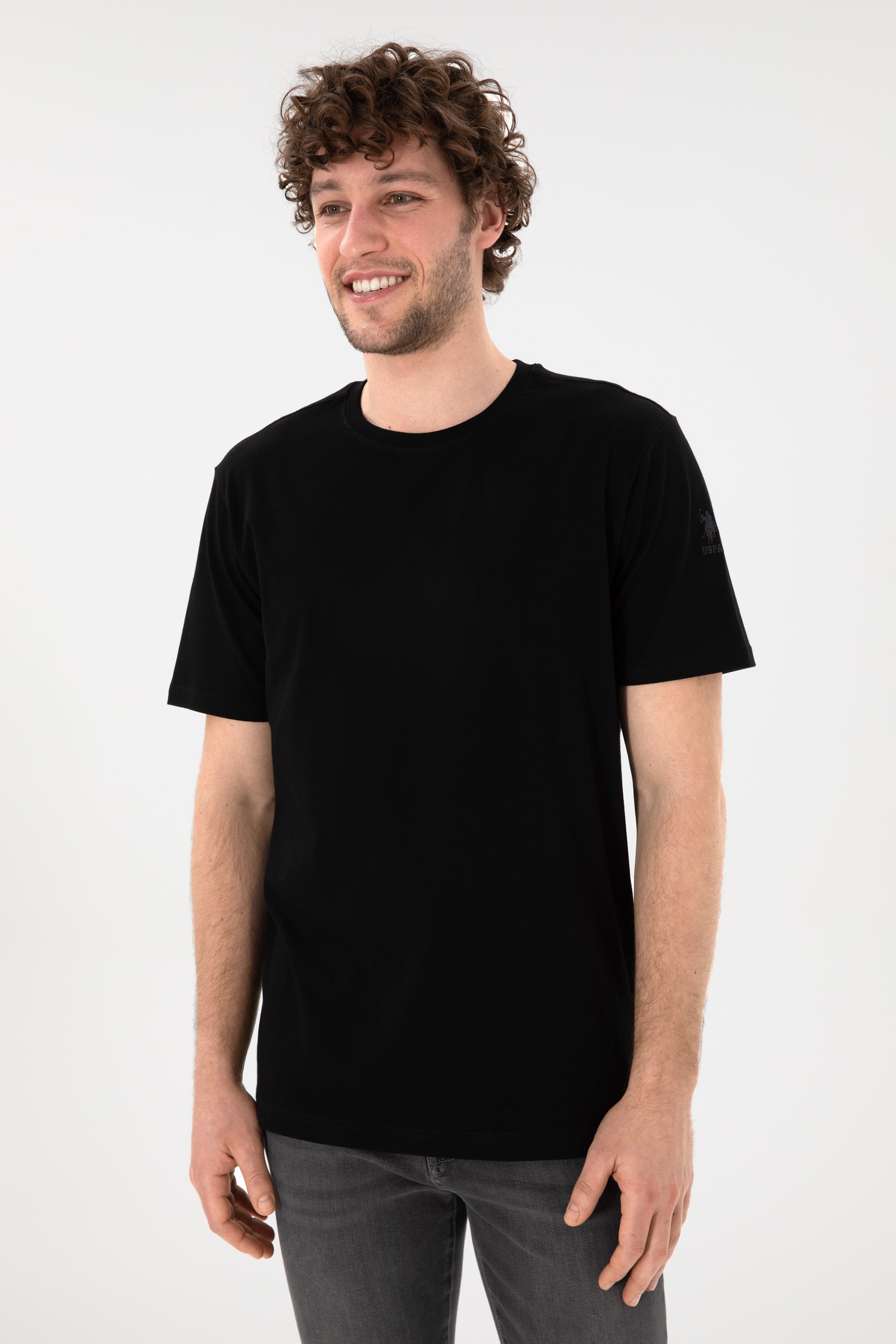 Tricou Bărbați Negru Cu Guler Rotund Și Logo Brodat Pe Mânecă