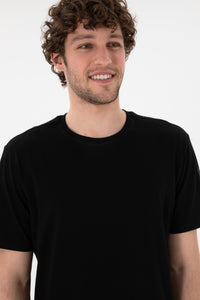 Tricou Bărbați Negru Cu Guler Rotund Și Logo Brodat Pe Mânecă