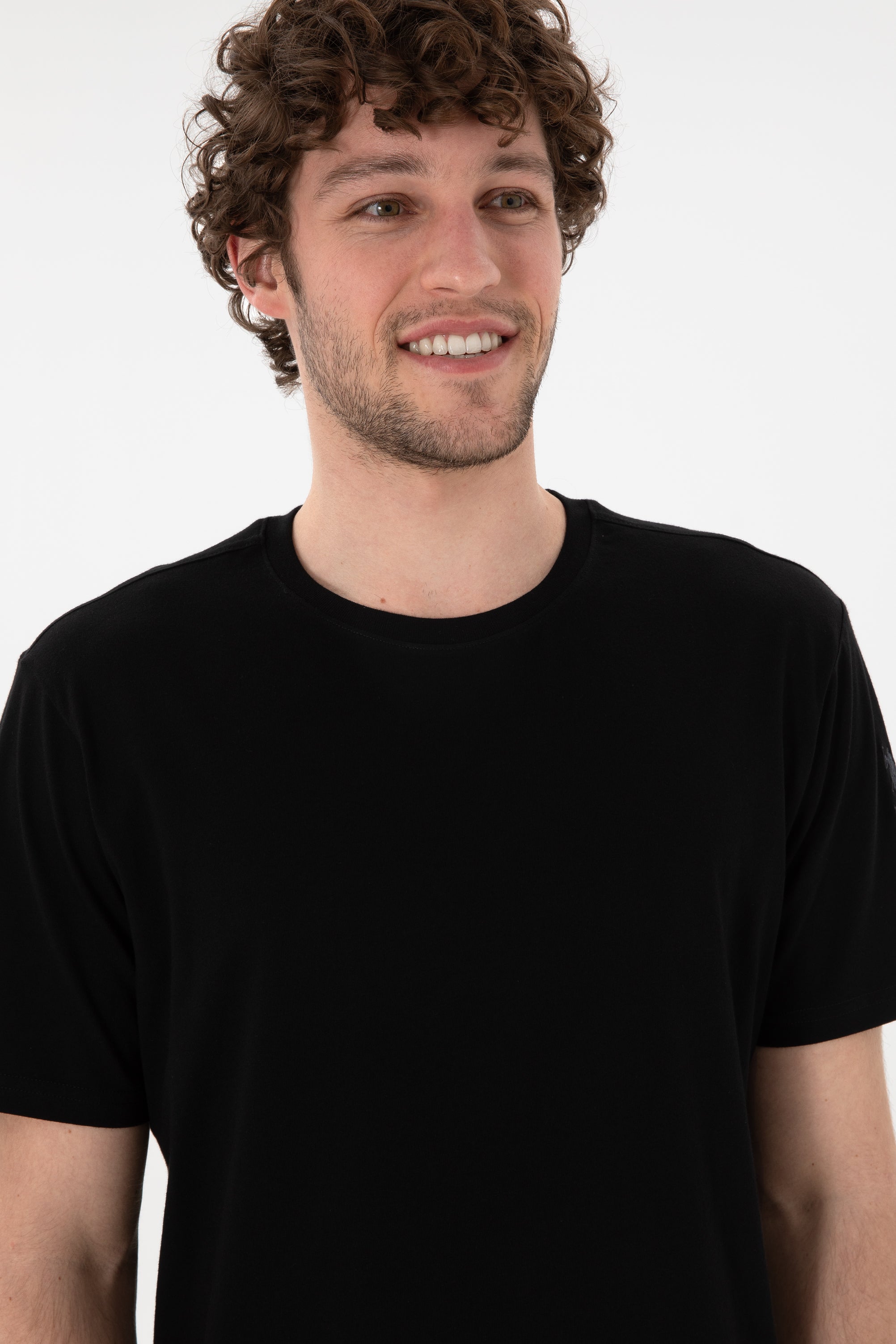 Tricou Bărbați Negru Cu Guler Rotund Și Logo Brodat Pe Mânecă