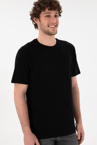 Tricou Bărbați Negru Cu Guler Rotund Și Logo Brodat Pe Mânecă