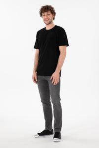 Tricou Bărbați Negru Cu Guler Rotund Și Logo Brodat Pe Mânecă