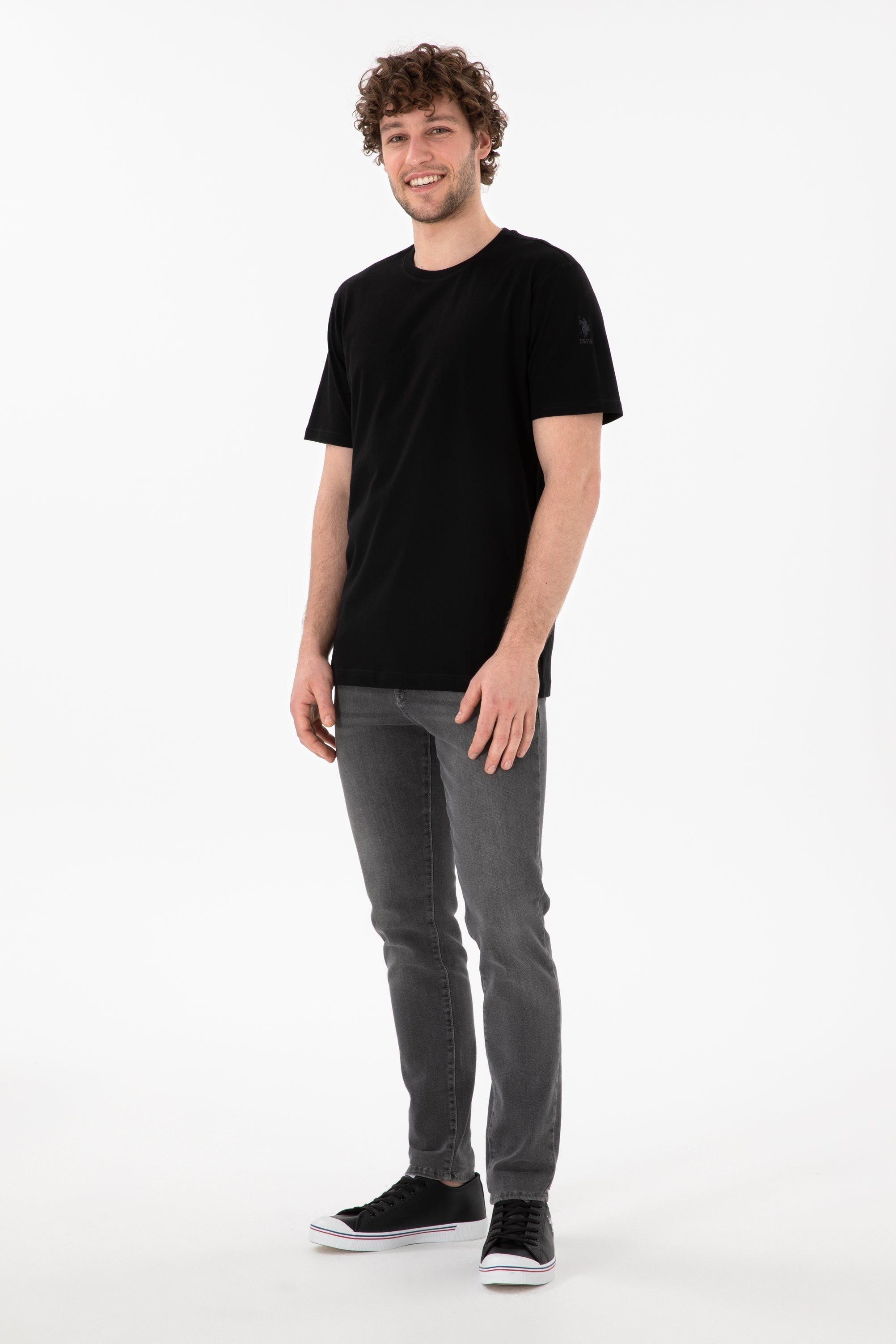 Tricou Bărbați Negru Cu Guler Rotund Și Logo Brodat Pe Mânecă