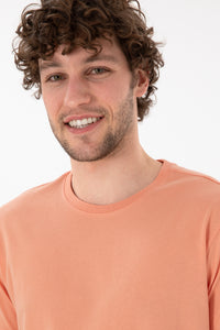 Tricou Bărbați Roz Somon Cu Guler Rotund Și Logo Brodat Pe Mânecă