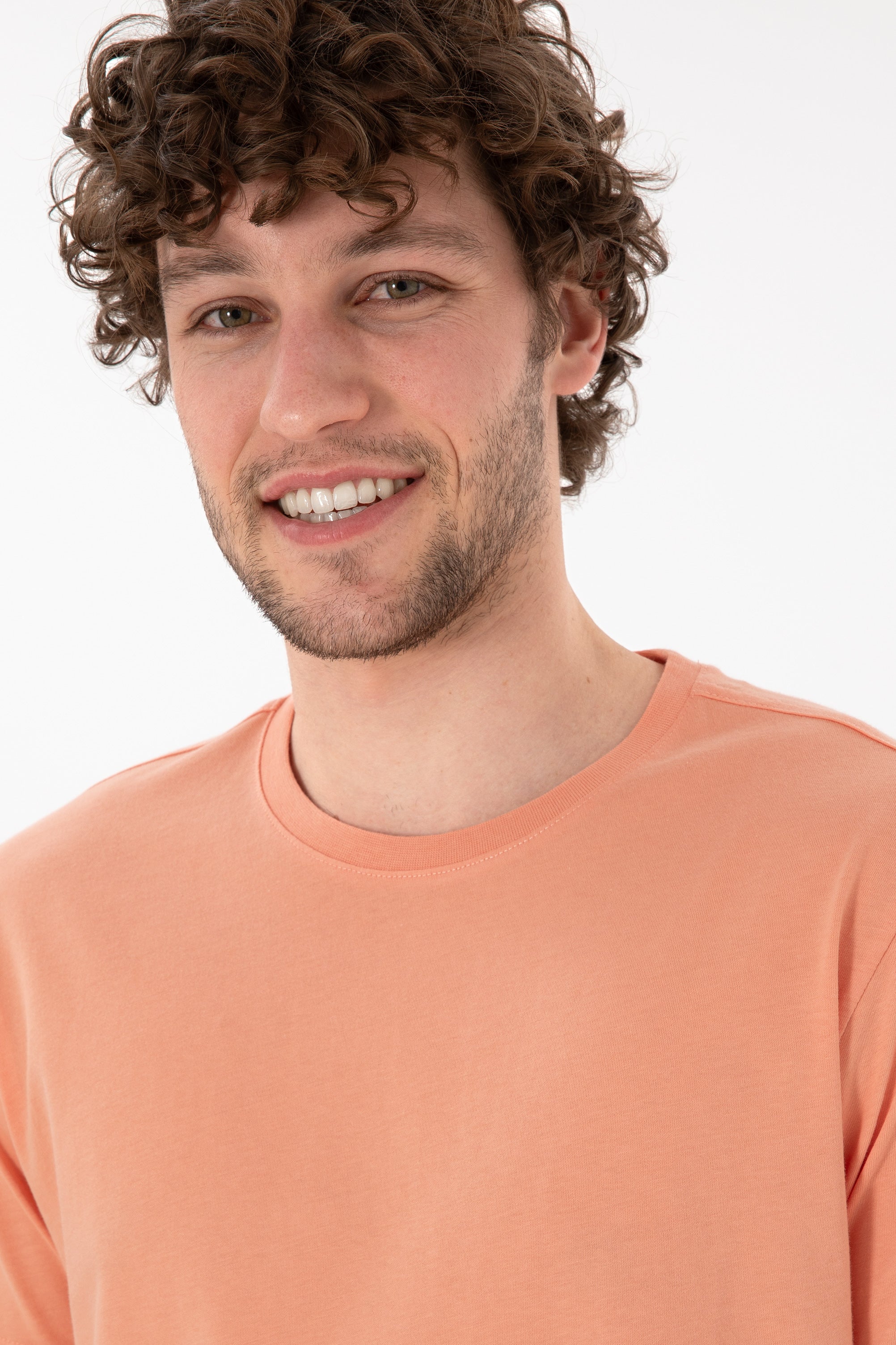 Tricou Bărbați Roz Somon Cu Guler Rotund Și Logo Brodat Pe Mânecă