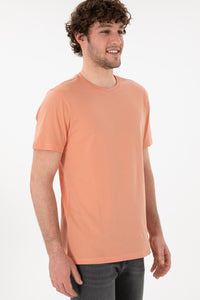 Tricou Bărbați Roz Somon Cu Guler Rotund Și Logo Brodat Pe Mânecă