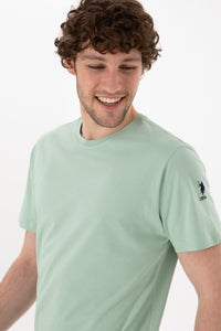 Tricou Bărbați Verde Pal Cu Guler Rotund Și Logo Brodat Pe Mânecă