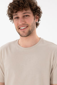 Tricou Bărbați Bej Deschis Cu Guler Rotund Și Logo Brodat Pe Mânecă