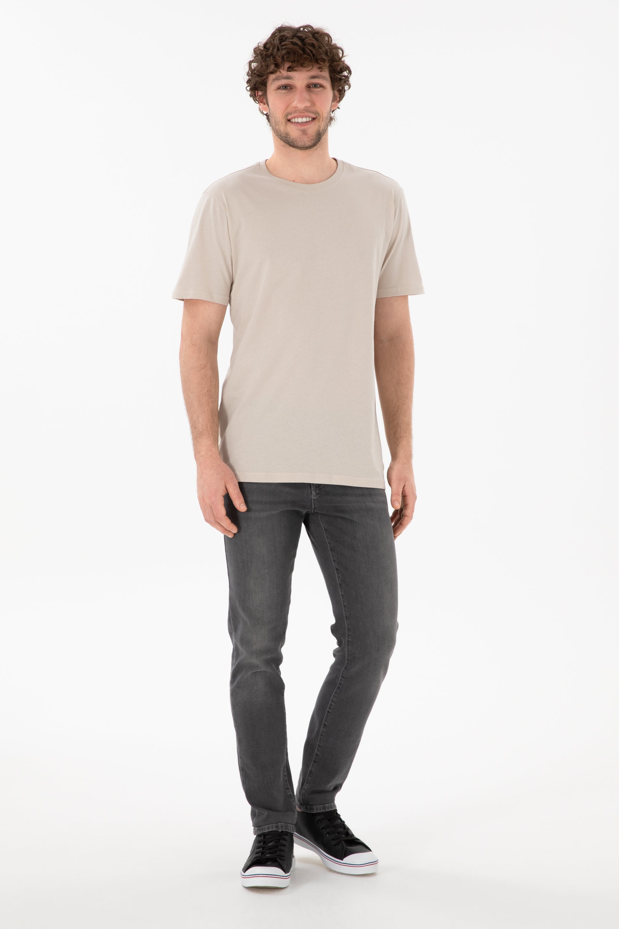 Tricou Bărbați Bej Deschis Cu Guler Rotund Și Logo Brodat Pe Mânecă