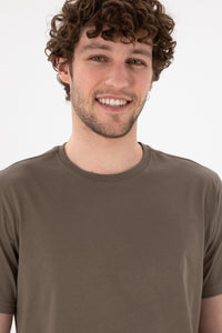 Tricou Bărbați Maro Cu Guler Rotund Și Logo Brodat Pe Mânecă