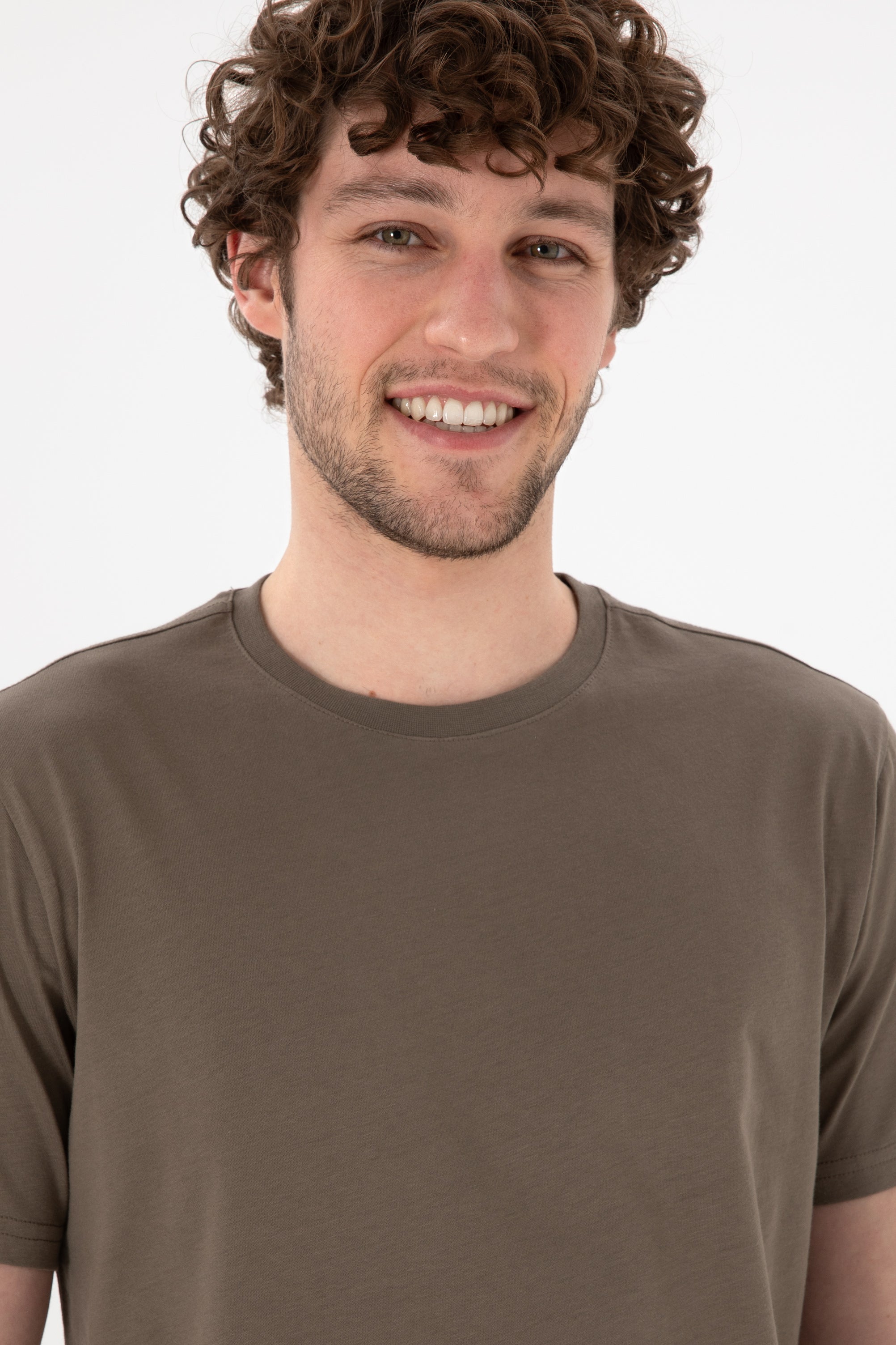 Tricou Bărbați Maro Cu Guler Rotund Și Logo Brodat Pe Mânecă