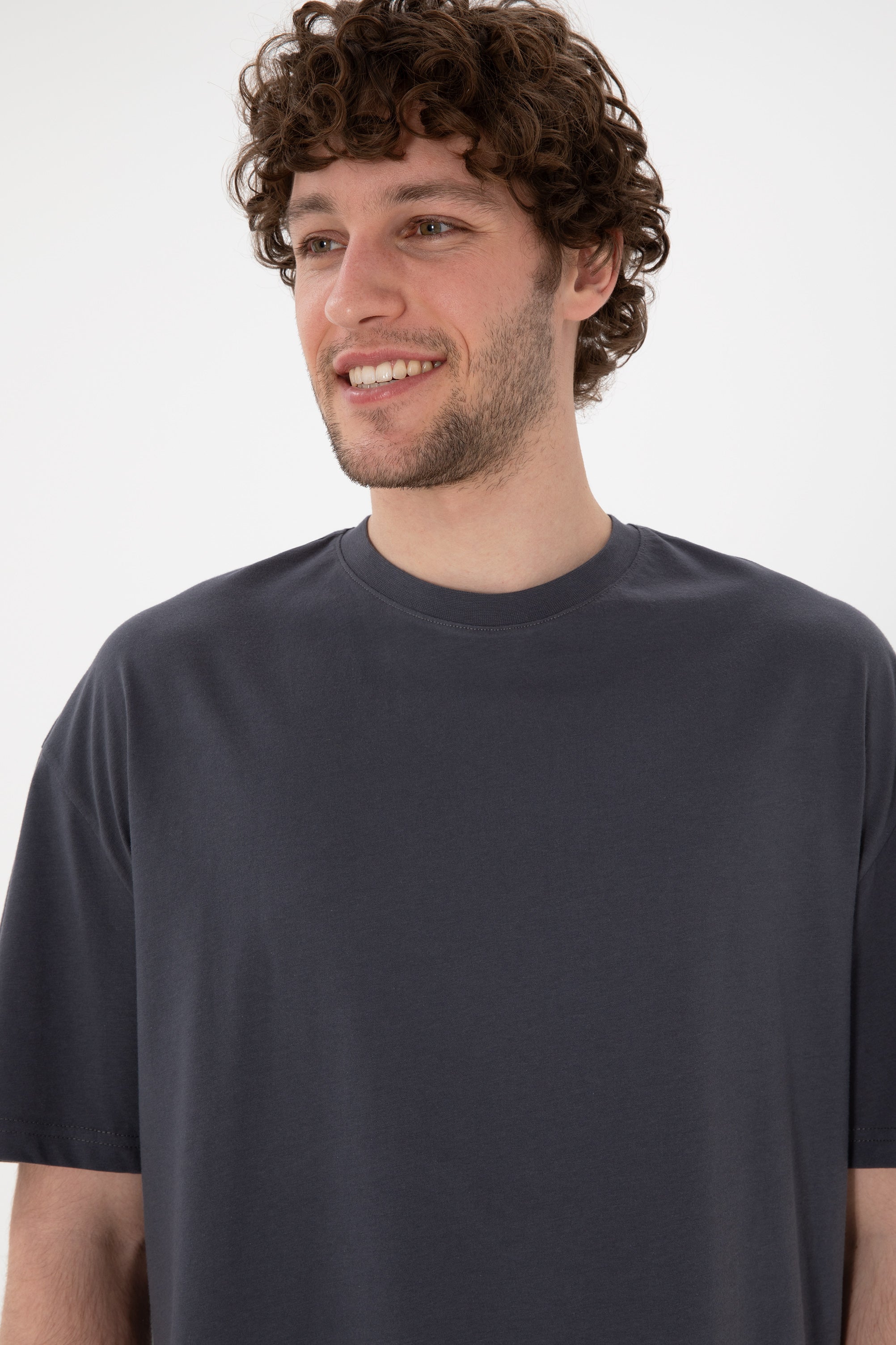 Tricou Bărbați Gri Petrol Oversize Cu Logo Brodat Pe Mânecă 