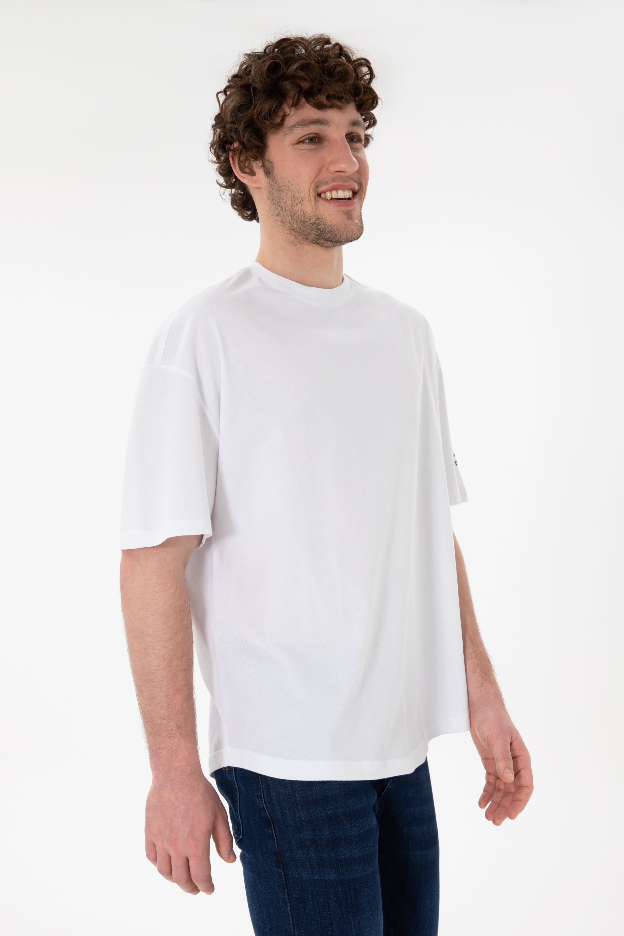 Tricou Bărbați Alb Oversize Cu Logo Brodat Pe Mânecă 