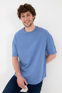 Tricou Bărbați Albastru Prăfuit Oversize Cu Logo Brodat Pe Mânecă 