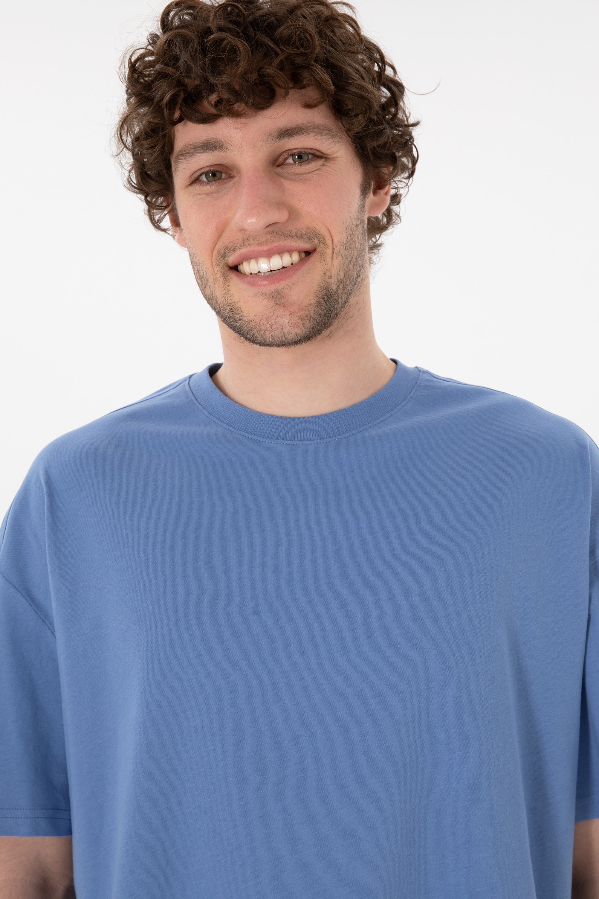 Tricou Bărbați Albastru Prăfuit Oversize Cu Logo Brodat Pe Mânecă 