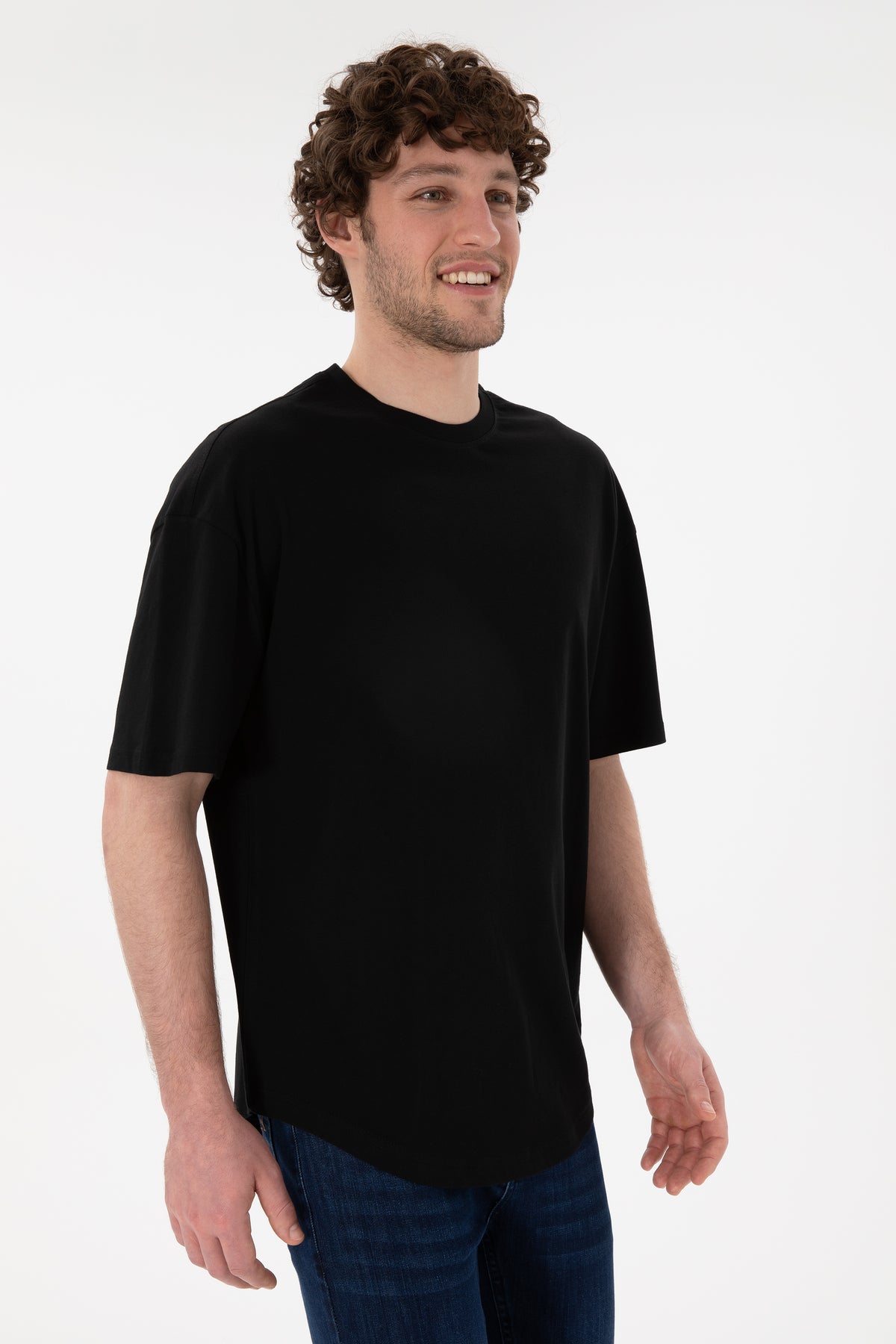 Tricou Bărbați Negru Oversize Cu Logo Brodat Pe Mânecă 