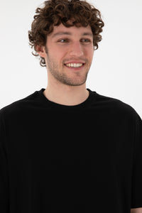 Tricou Bărbați Negru Oversize Cu Logo Brodat Pe Mânecă 