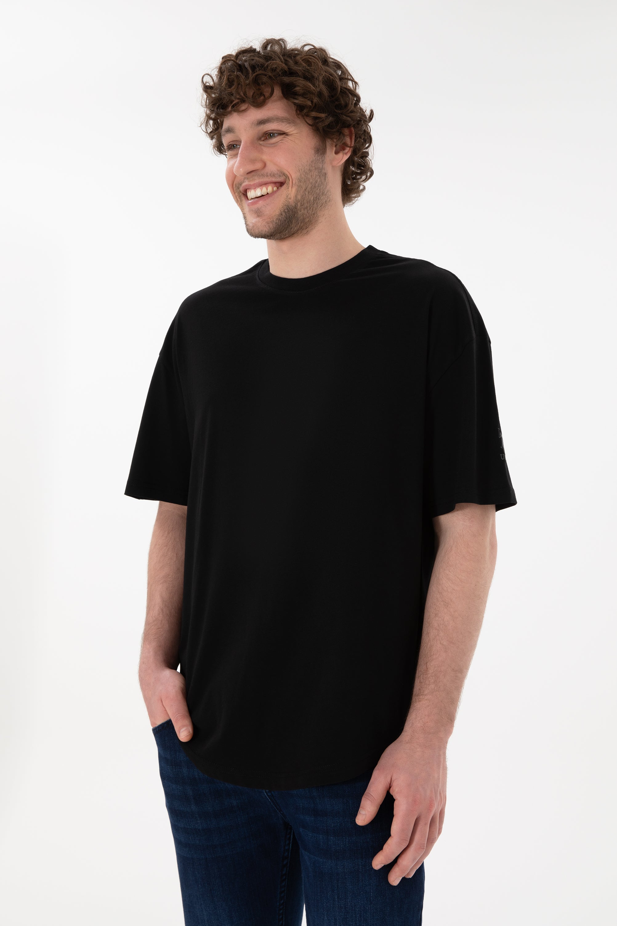 Tricou Bărbați Negru Oversize Cu Logo Brodat Pe Mânecă 