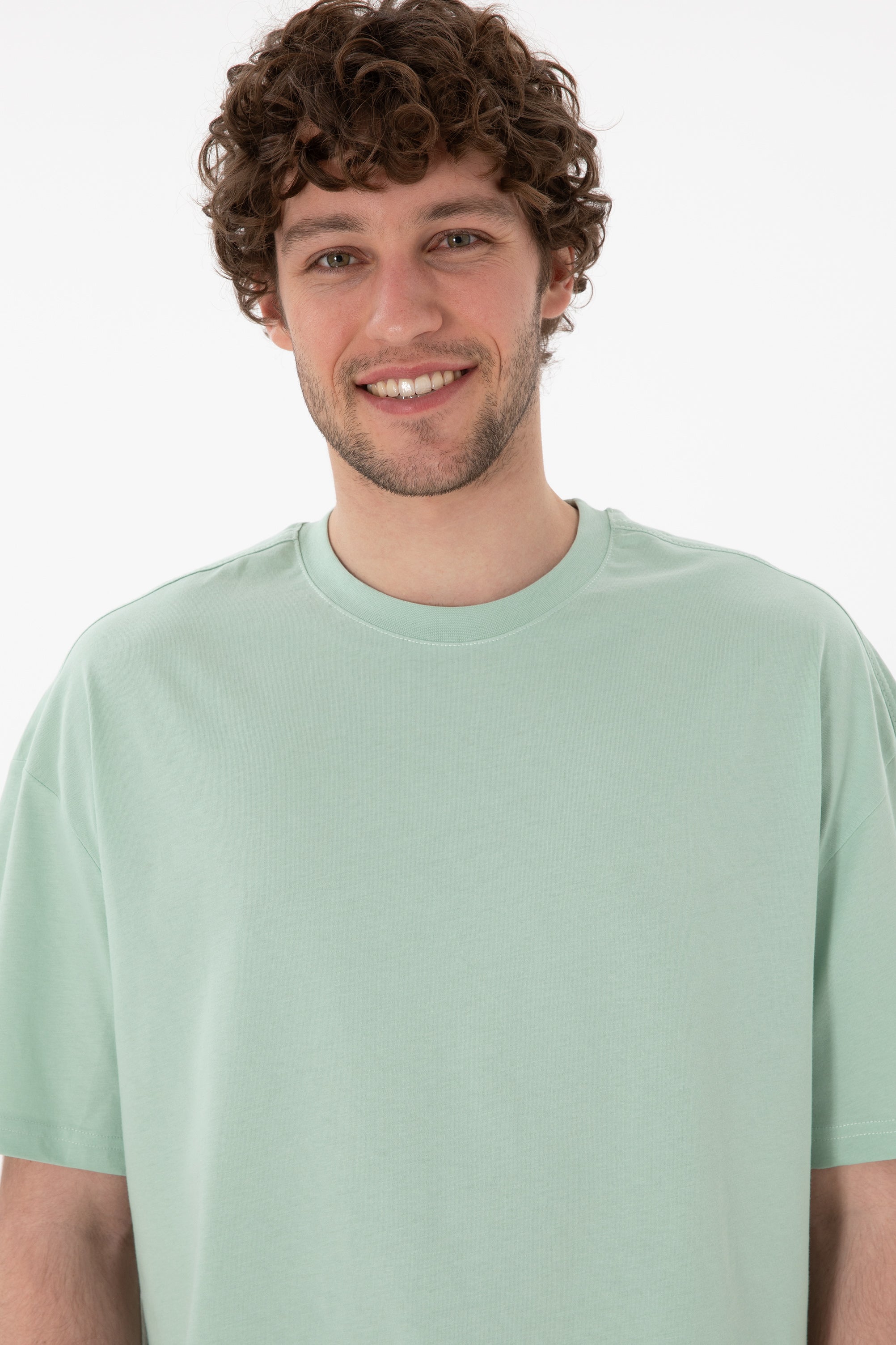 Tricou Bărbați Verde Pal Oversize Cu Logo Brodat Pe Mânecă 