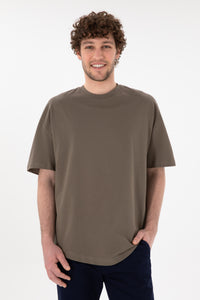 Tricou Bărbați Maro Oversize Cu Logo Brodat Pe Mânecă 