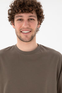 Tricou Bărbați Maro Oversize Cu Logo Brodat Pe Mânecă 