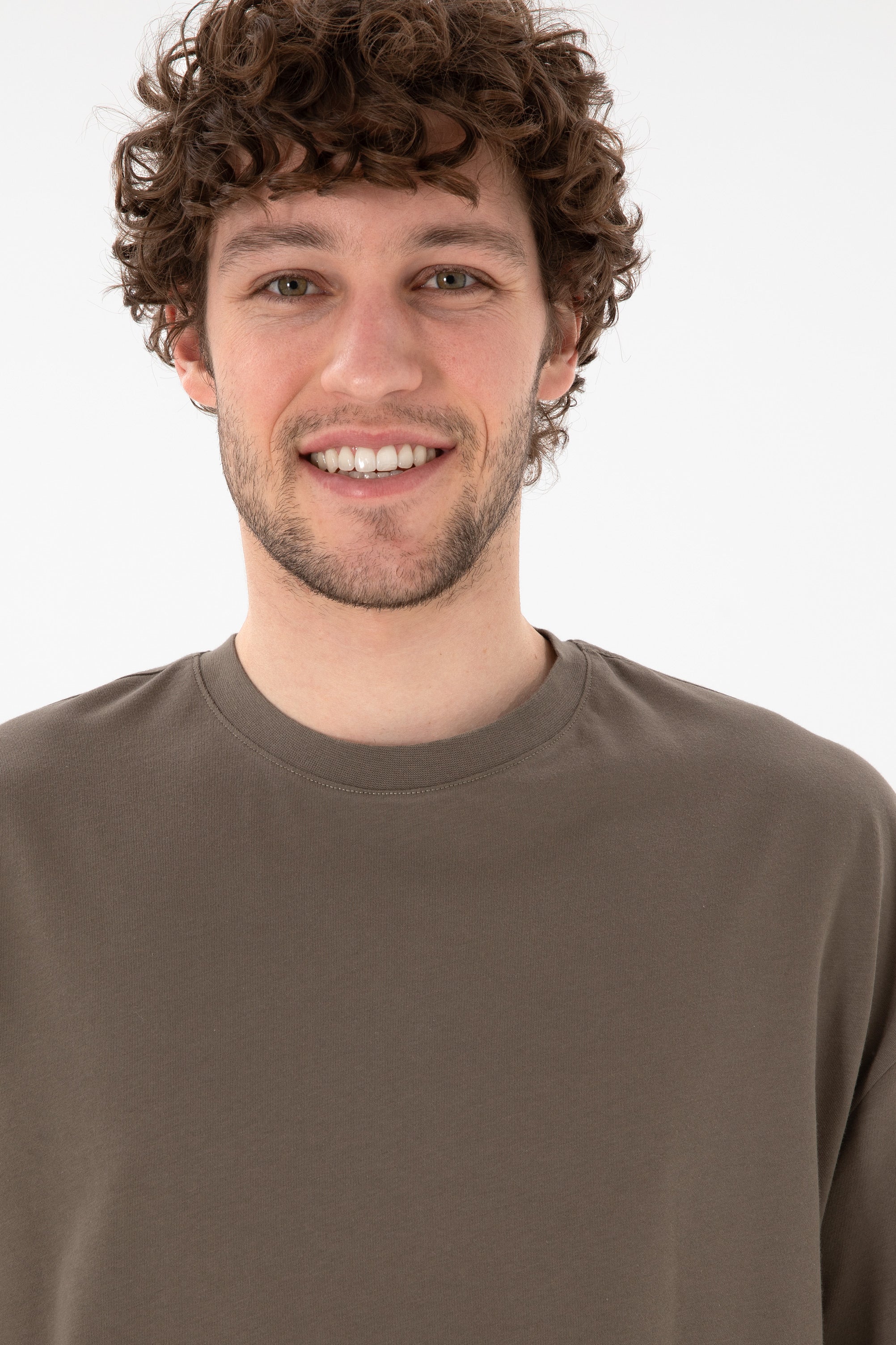 Tricou Bărbați Maro Oversize Cu Logo Brodat Pe Mânecă 