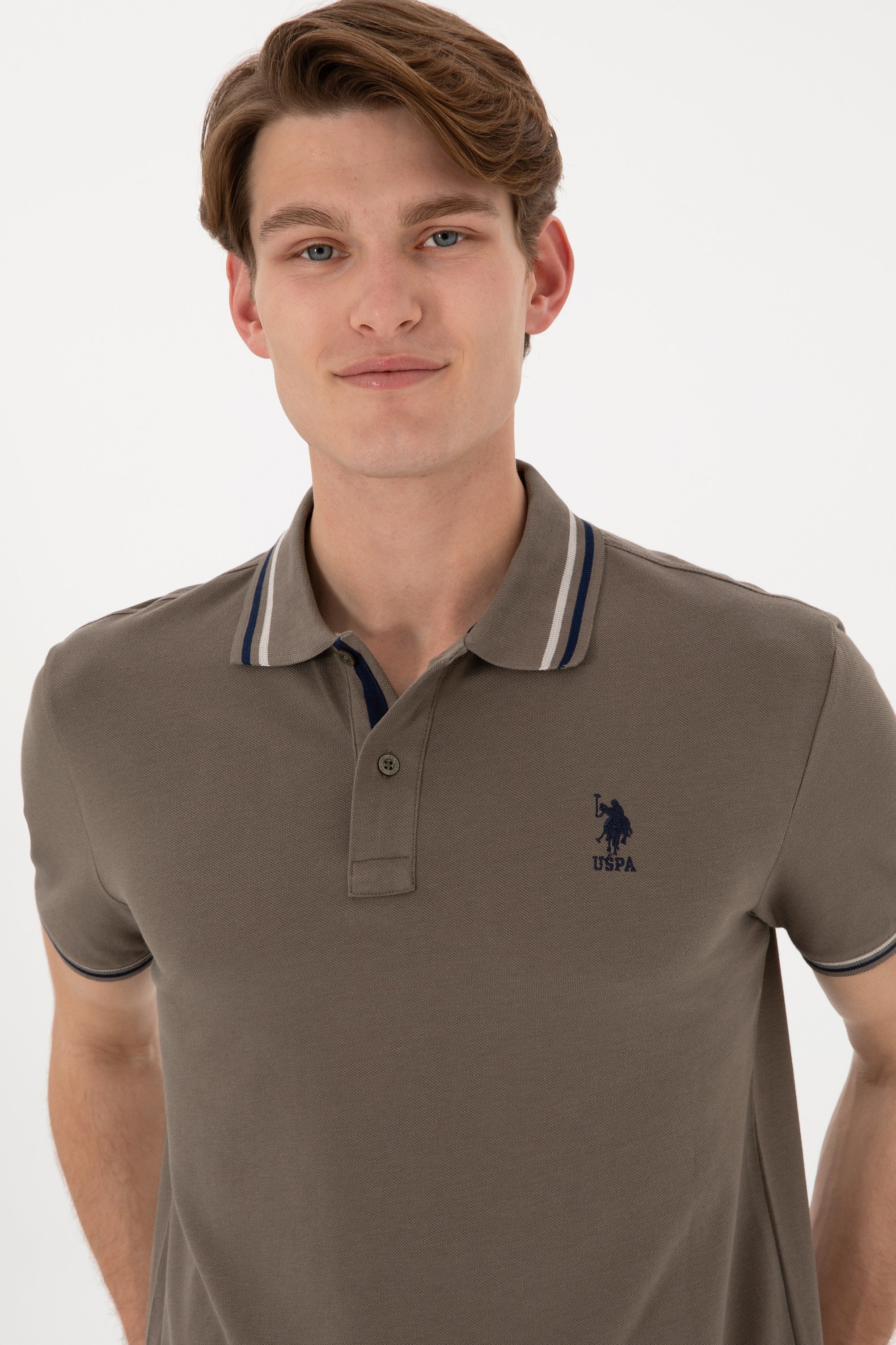 Tricou Polo Bărbați Maro Cu Detalii Guler Și Logo Brodat