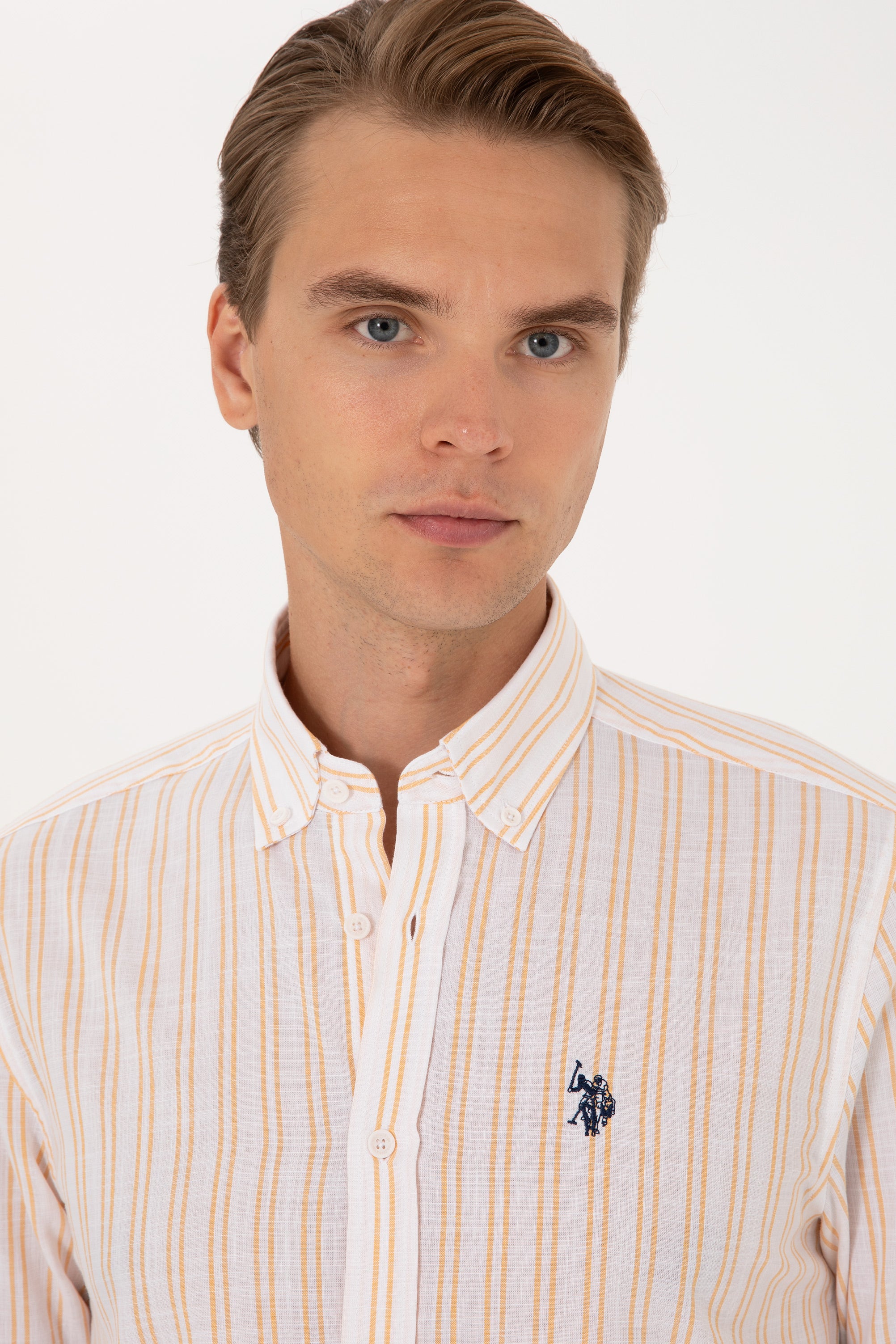 Cămașă Bărbați Pe Alb Cu Dungi Verticale Portocalii Și Logo Discret