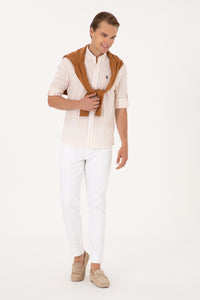 Cămașă Bărbați Pe Alb Cu Dungi Verticale Portocalii Și Logo Discret