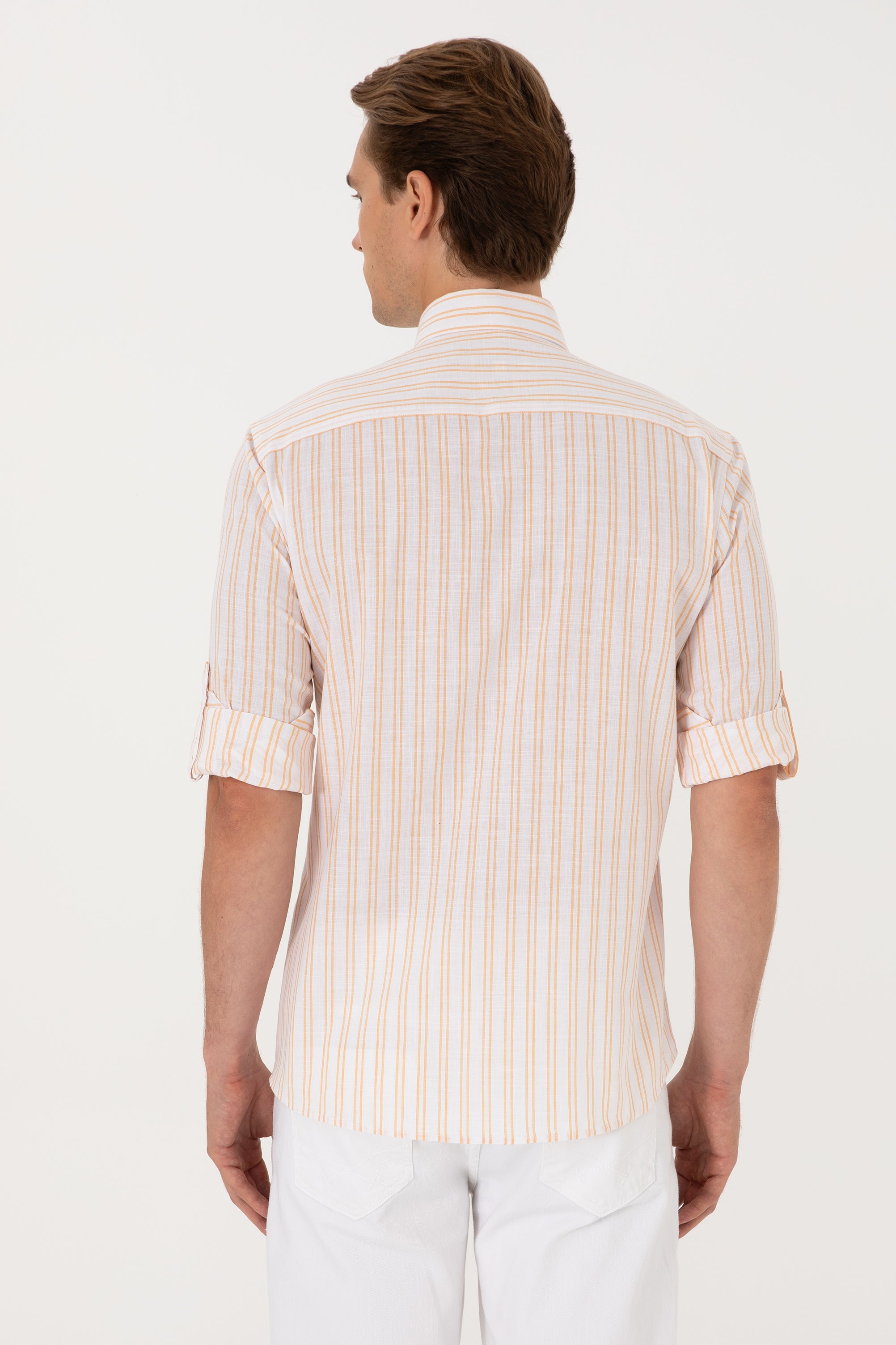 Cămașă Bărbați Pe Alb Cu Dungi Verticale Portocalii Și Logo Discret