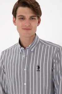 Cămașă Bărbați Pe Gri Cu Dungi Verticale Albe Și Logo Brodat