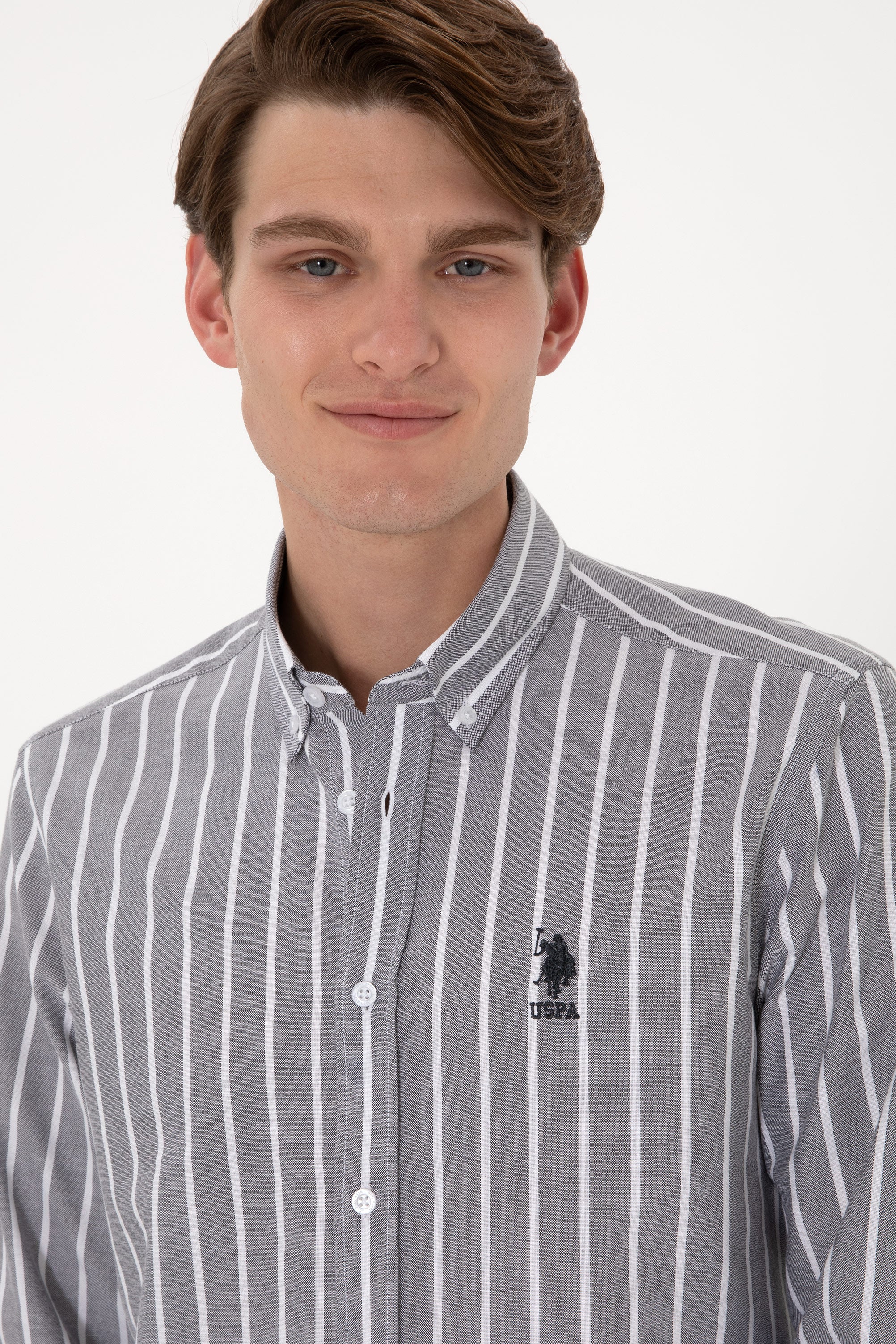 Cămașă Bărbați Pe Gri Cu Dungi Verticale Albe Și Logo Brodat
